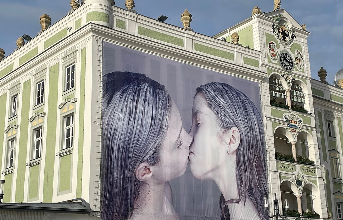 Gmunden verteidigt polarisierende Helnwein-Bilder