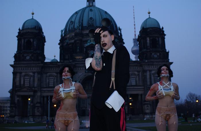 04.05.2003: Une nouvelle photo de Manson est sur le site www.helnwein.com. (photographe). Elle a été prise a Berlin: