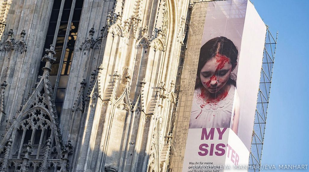 Stephansdom: Helnwein-Bild als Zeichen gegen Gewalt