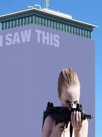 Gottfried Helnwein verhüllt den Ringturm mit Mädchen und Flammen Gottfried Helnwein verhüllt den Ringturm mit Mädchen und Flammen