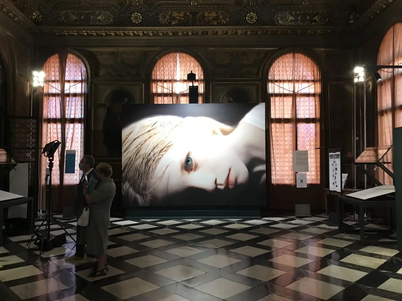 Quel silenzioso baglioreLa violenza, il caos e la mostra superrealista di Gottfried Helnwein