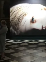 Quel silenzioso baglioreLa violenza, il caos e la mostra superrealista di Gottfried Helnwein Quel silenzioso baglioreLa violenza, il caos e la mostra superrealista di Gottfried Helnwein