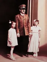 c. Helnwein et le nazisme
c. Helnwein et le nazisme