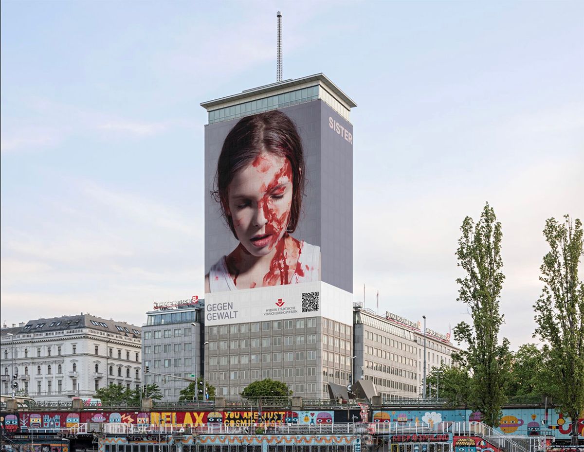 Provokateur Gottfried Helnwein verhüllt wieder den Ringturm in Wien