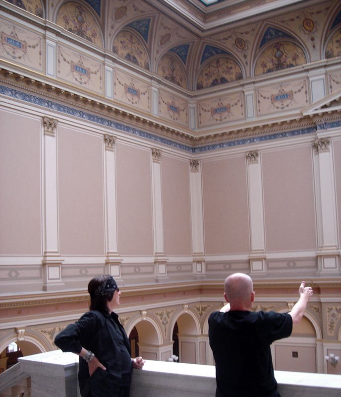 Peter Nedoma, Direktor der Galerie Rudolfinum in Prag,  spricht mit Gottfried Helnwein