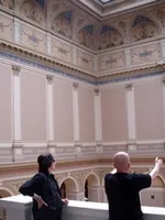 Peter Nedoma, Direktor der Galerie Rudolfinum in Prag, spricht mit Gottfried Helnwein Peter Nedoma, Direktor der Galerie Rudolfinum in Prag, spricht mit Gottfried Helnwein