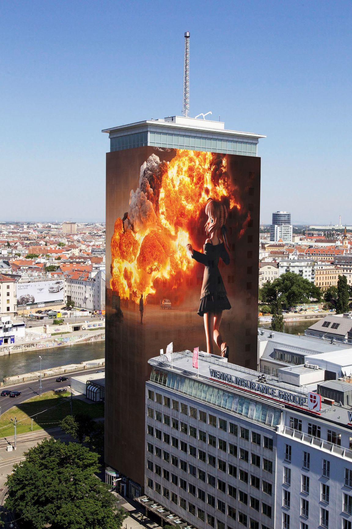 Gottfried Helnwein verhüllt Wiener Ringturm mit Krieg und Terror