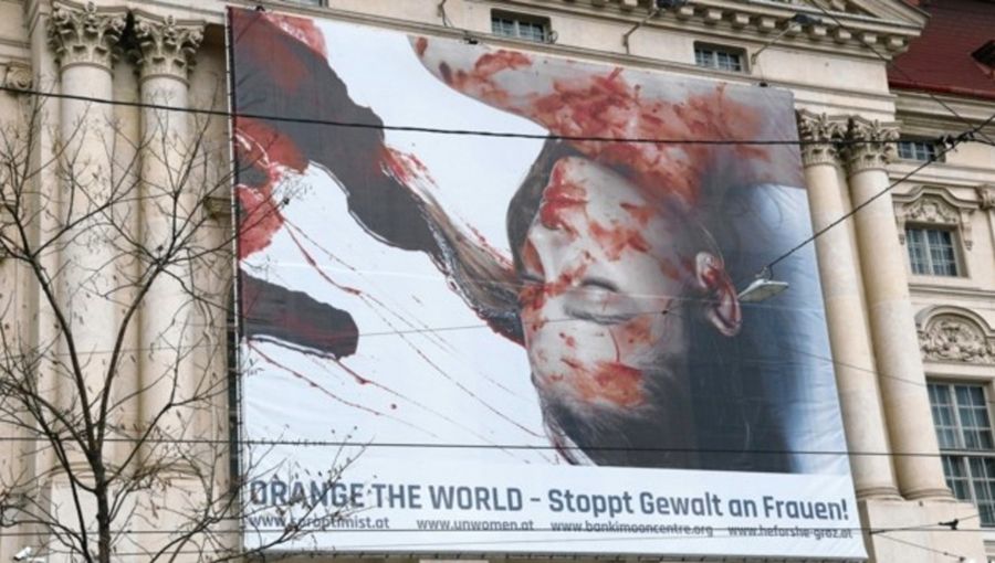 Aktion in Graz - Blutüberströmte Frau als Zeichen gegen Gewalt