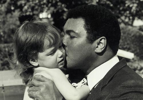 Muhammad Ali kisses Ali Helnwein 