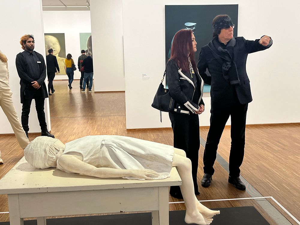 Priscilla Presley in der Helnwein-Ausstellung in der Albertina