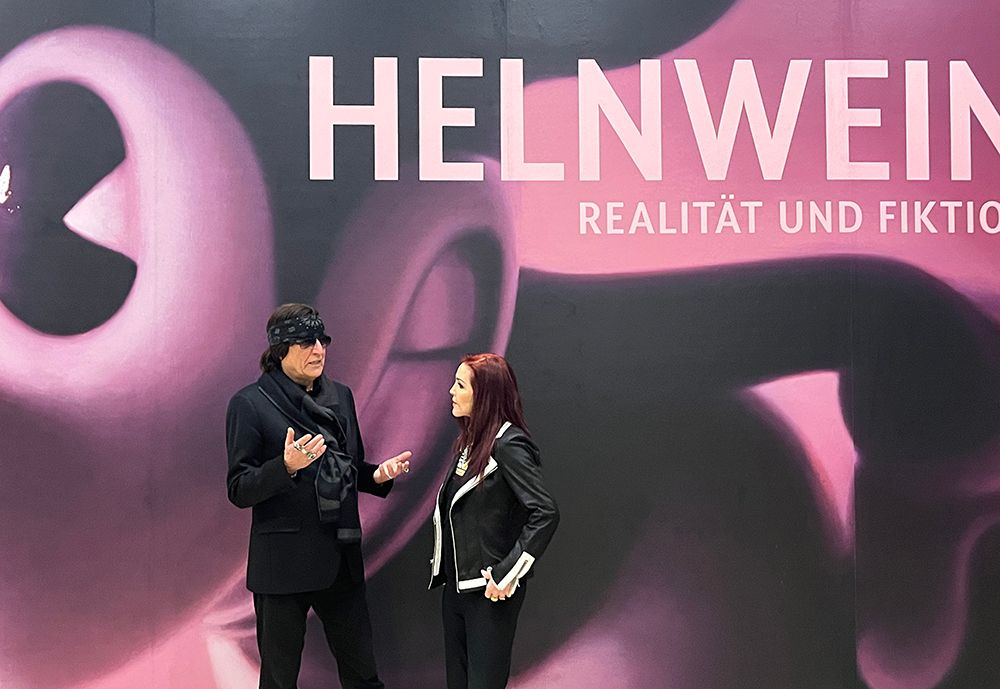 Helnwein und Priscilla Presley nachts im Museum