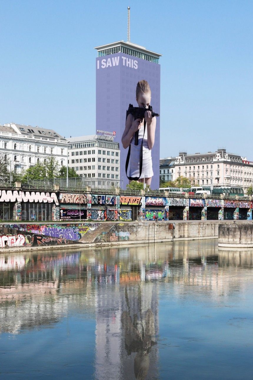 Mädchen mit Maschinenpistole