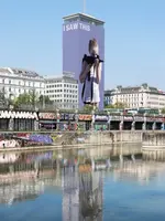 Mädchen mit Maschinenpistole Mädchen mit Maschinenpistole