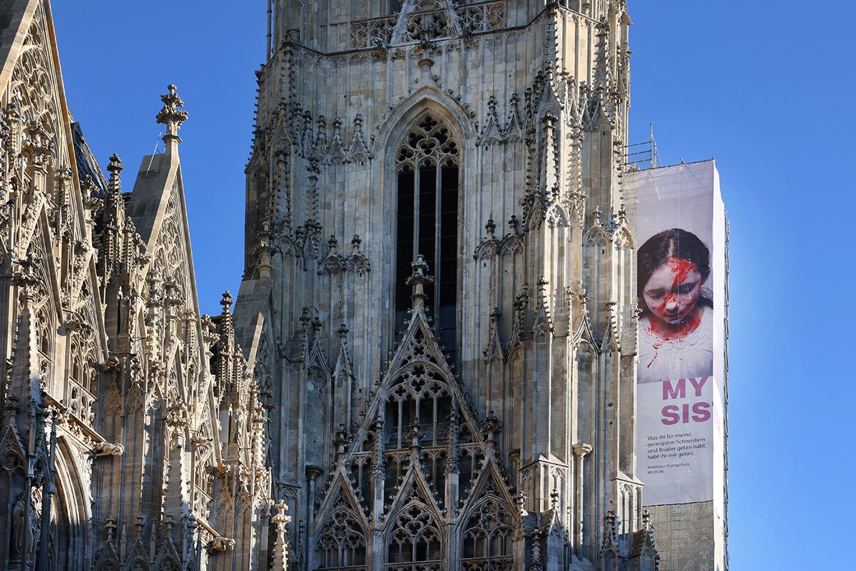 Gottfried Helnwein sullo Stefansdom contro la violenza sulle donne.