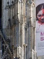 Gottfried Helnwein sullo Stefansdom contro la violenza sulle donne. Gottfried Helnwein sullo Stefansdom contro la violenza sulle donne.