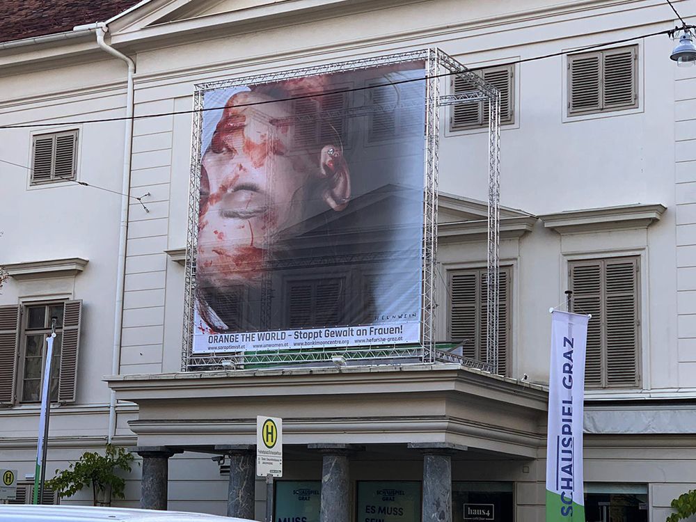 Großformatige Installationen: Gegen Gewalt an Frauen