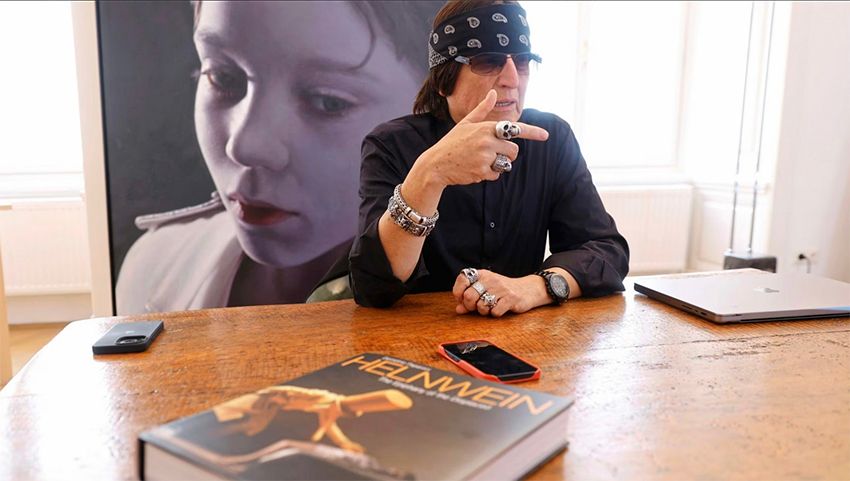 Gottfried Helnwein verhüllt Gebäude in Gmunden