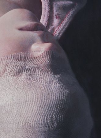 Los niños descarnados del hiperrealista Helnwein impactan en Viena