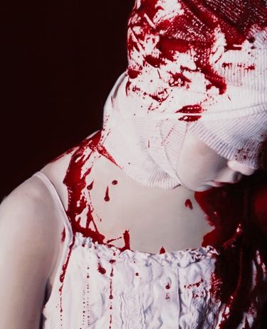 BLUT AM HEMD, GABEL IM AUG